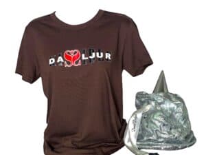 A brown shirt and backpack with the words " daaliur ".