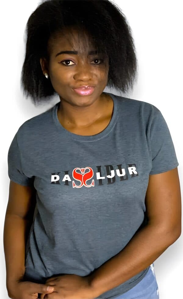 A woman wearing a gray t-shirt with the name of daljur on it.