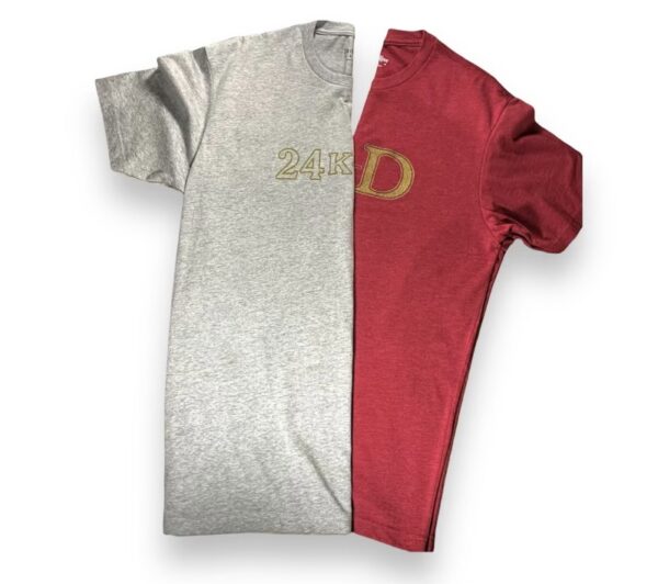 A red and white shirt with the word " dad " on it.